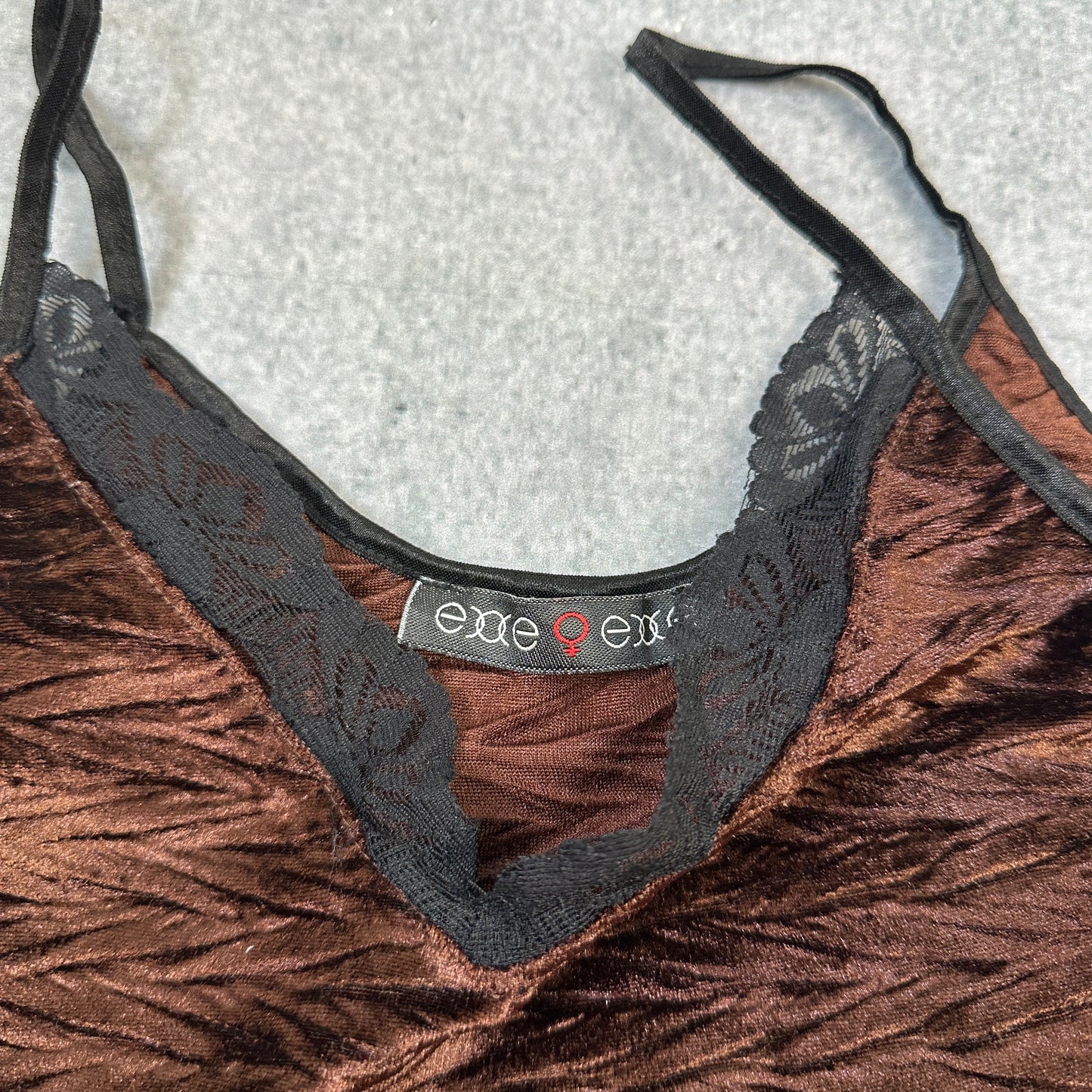 Camisole Top aus Samt in Braun mit Spitzenbesatz – Vintage 90s (XS-S)